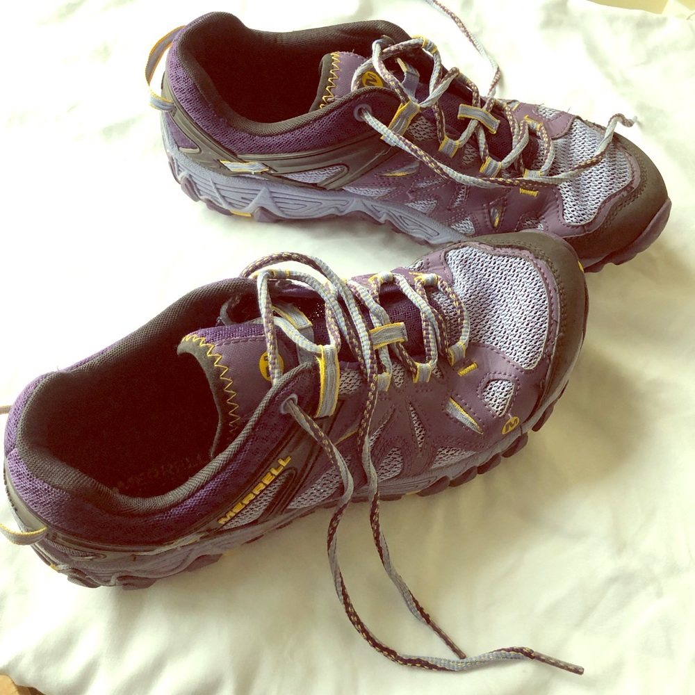 Tennis shoes